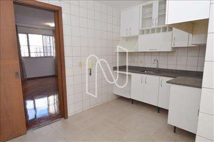 Cozinha ampla com armários