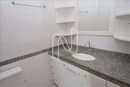 Banheiro suíte com armário e box blindex