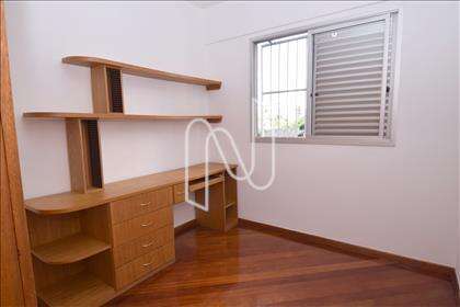 Quarto 02 com armários