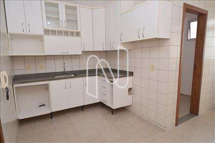 Cozinha ampla com armários