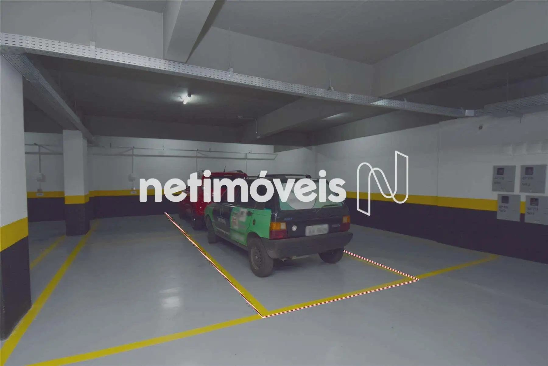 02 vagas de garagem em linha, piso térreo