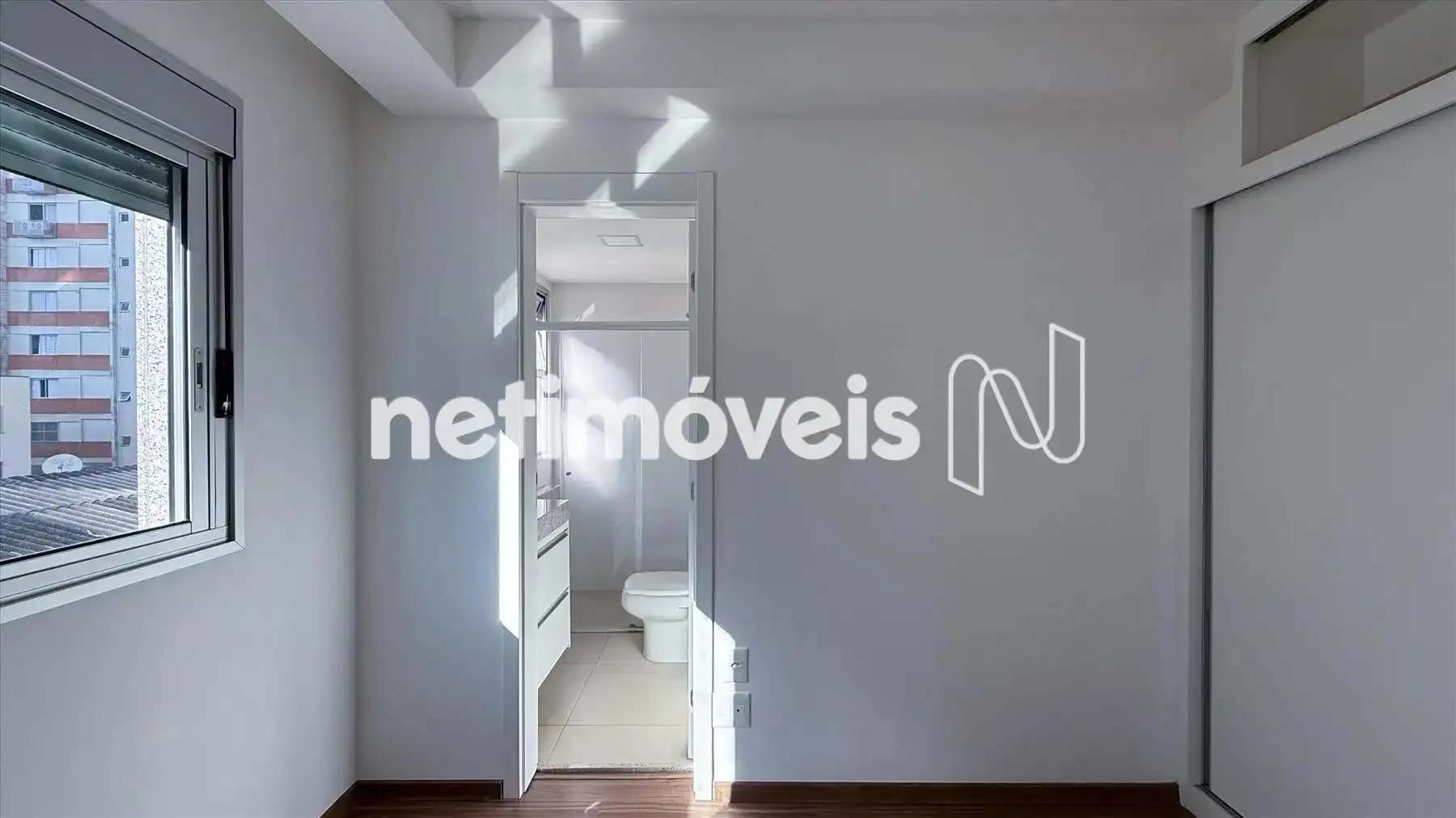 Quarto 01 com armário e suíte 