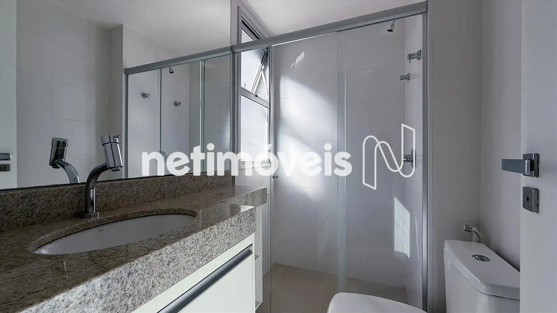 Suíte com armário e box blindex