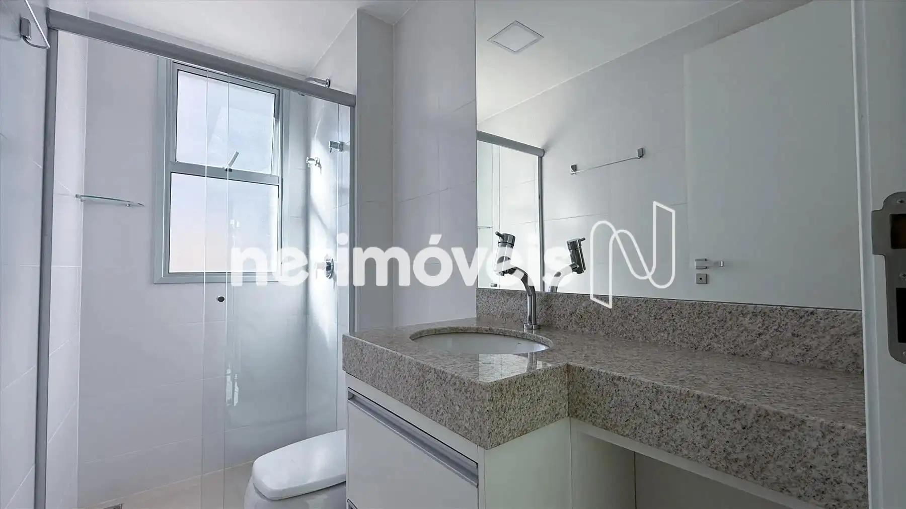 Banheiro social com armário e box blindex