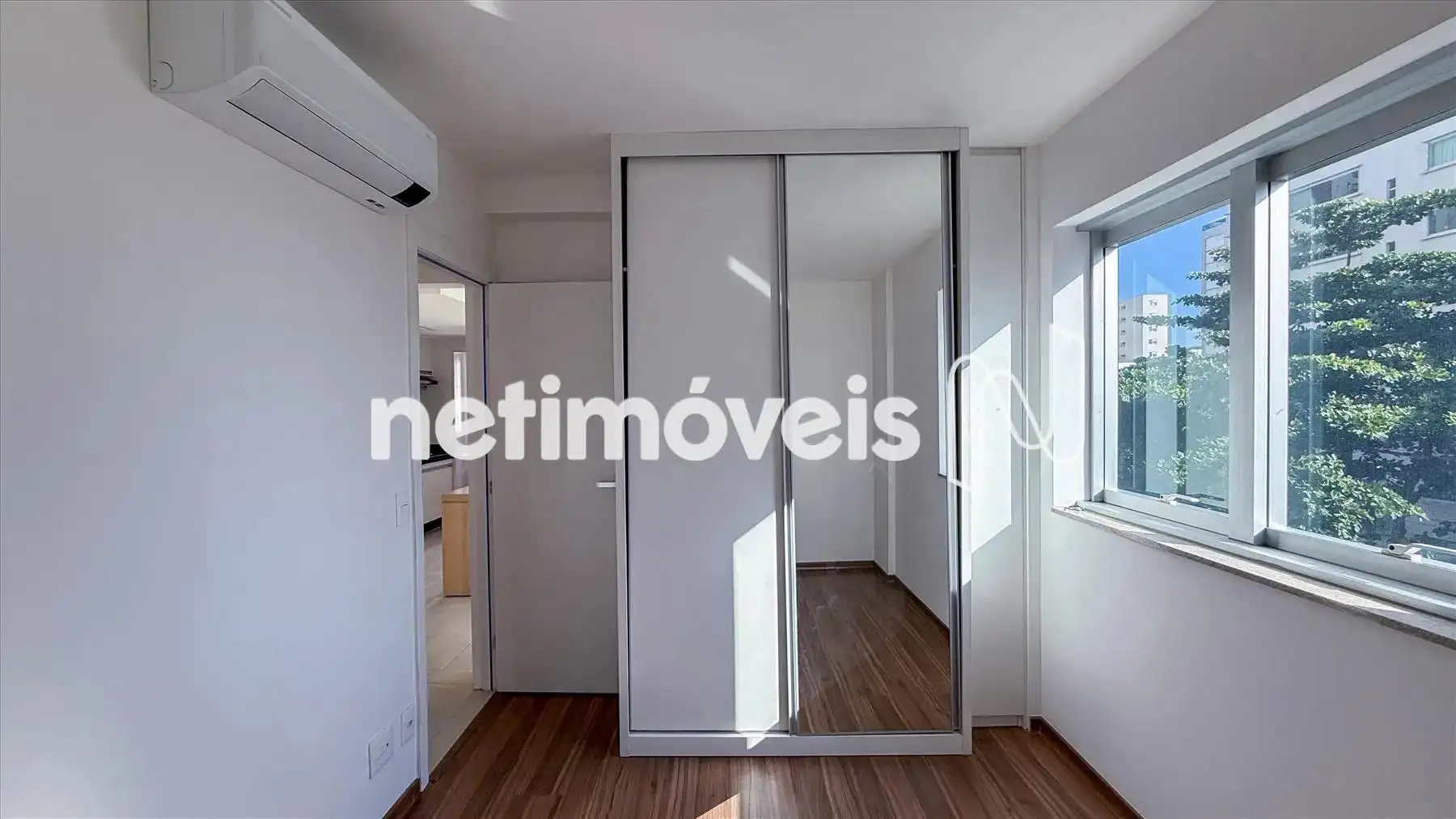 Quarto 02 com armário e ar condicionado