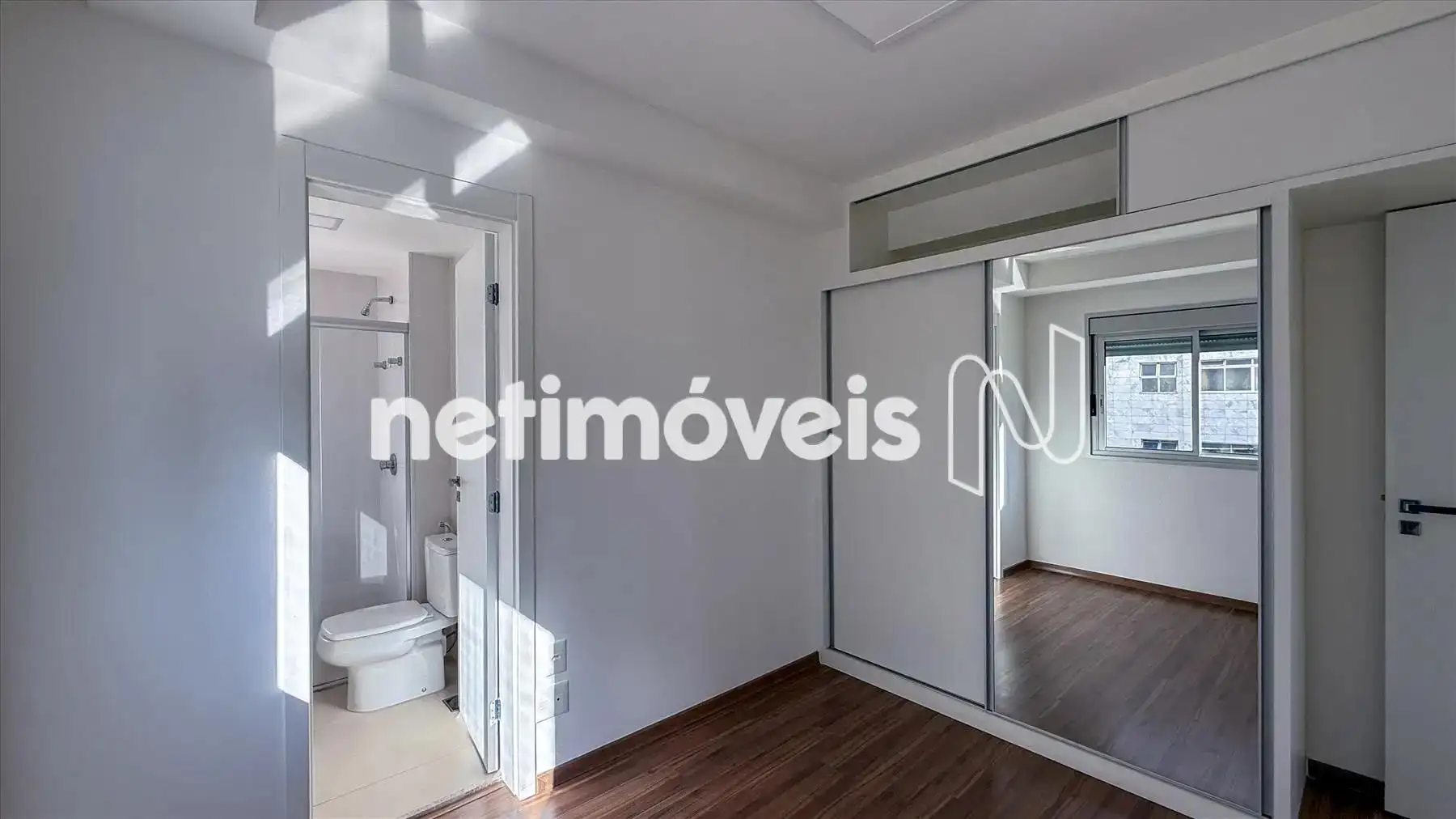 Quarto 01 com armário e suíte 