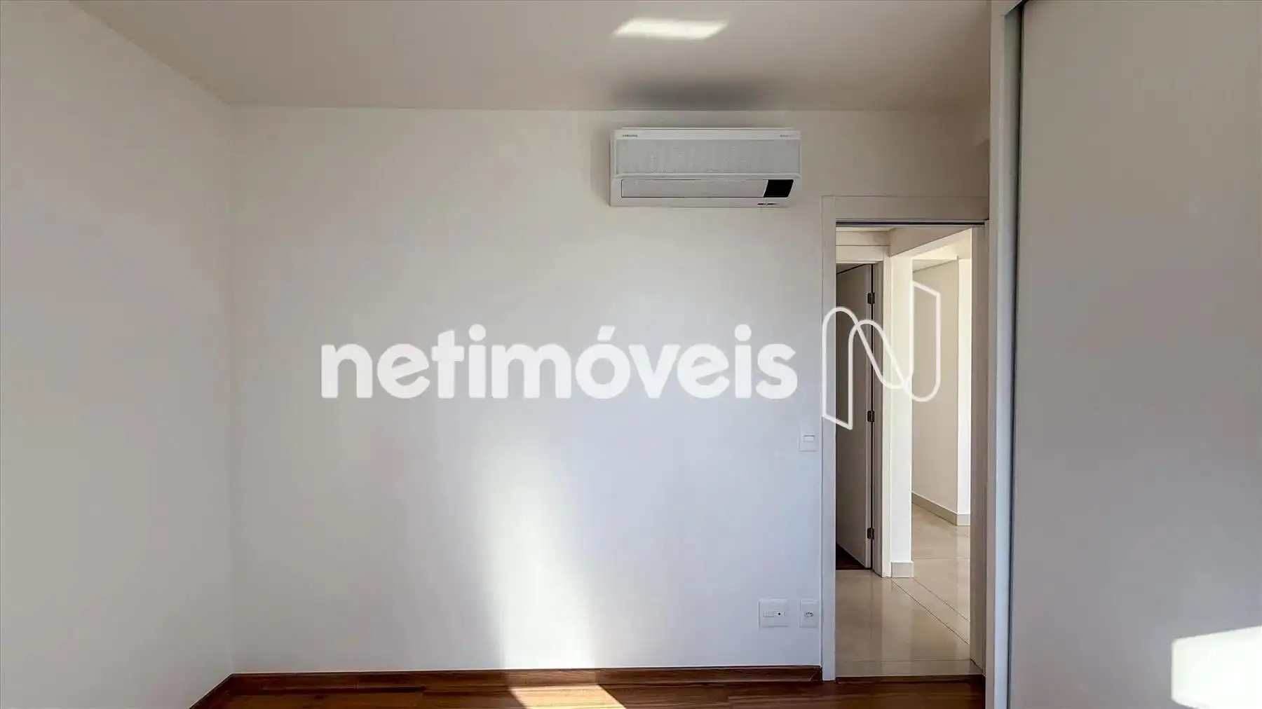 Quarto 02 com armário e ar condicionado