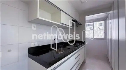 Cozinha americana com armários 