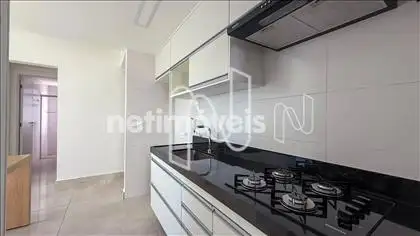 Cozinha americana com armários 