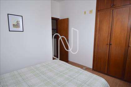 Quarto com armário e ar condicionado