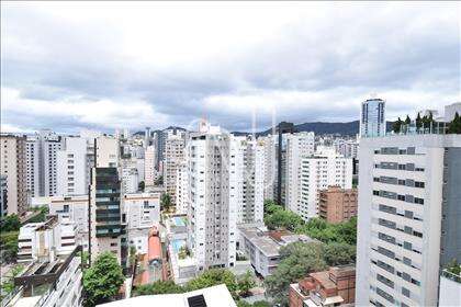 Andar alto com vista para a Serra do Curral
