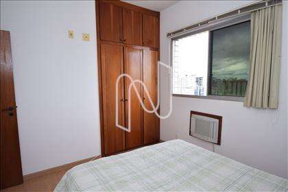 Quarto com armário e ar condicionado