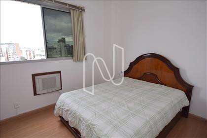 Quarto com armário e ar condicionado
