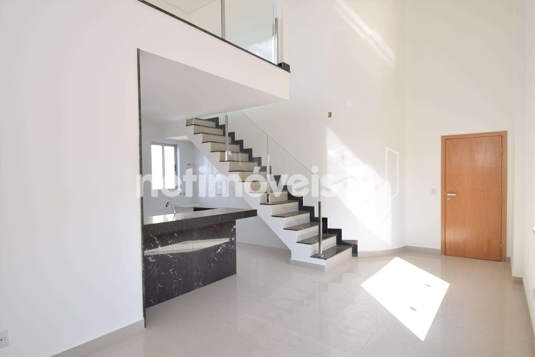 Sala ampla com pé direito duplo