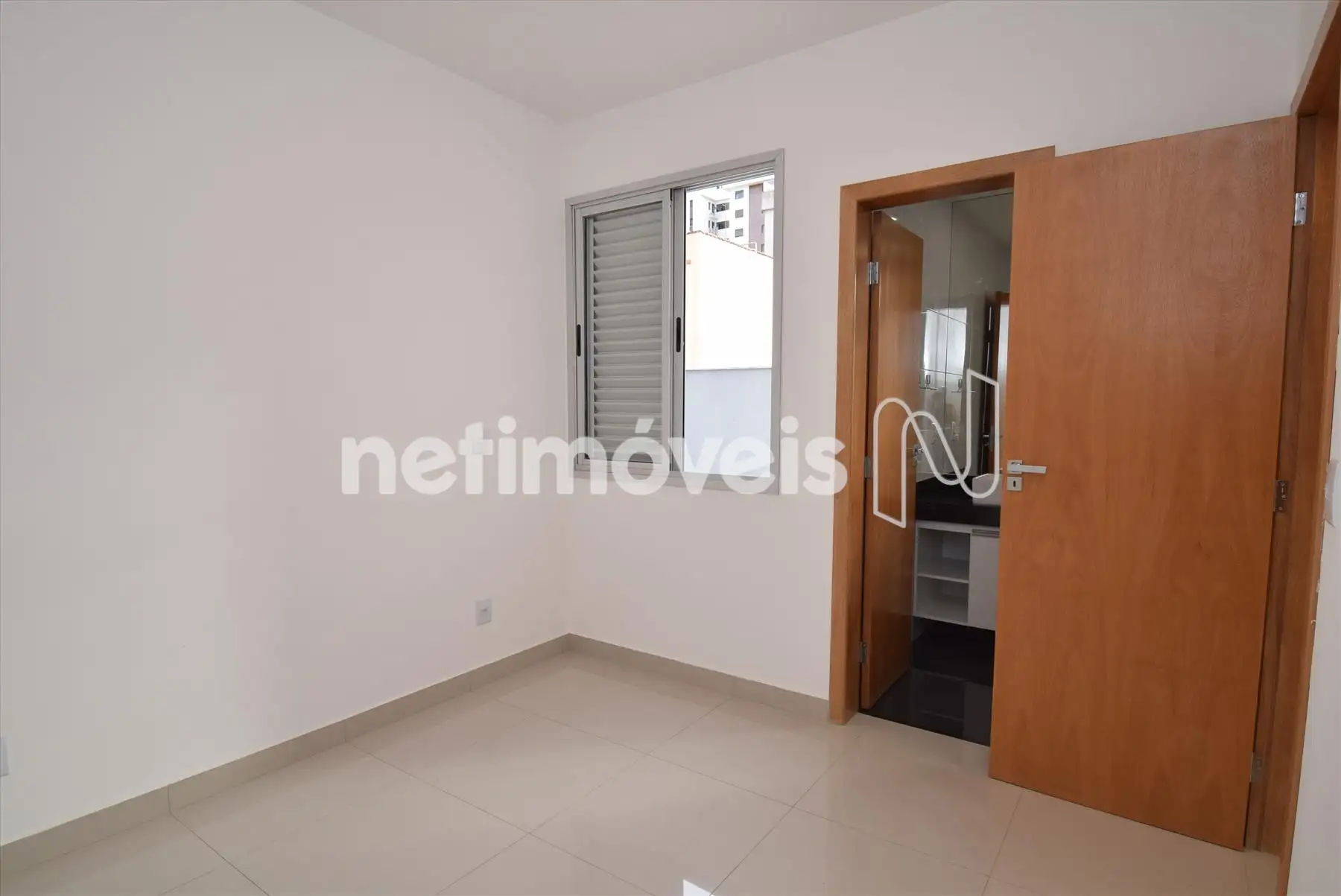 Quarto 02 com armário e box blindex