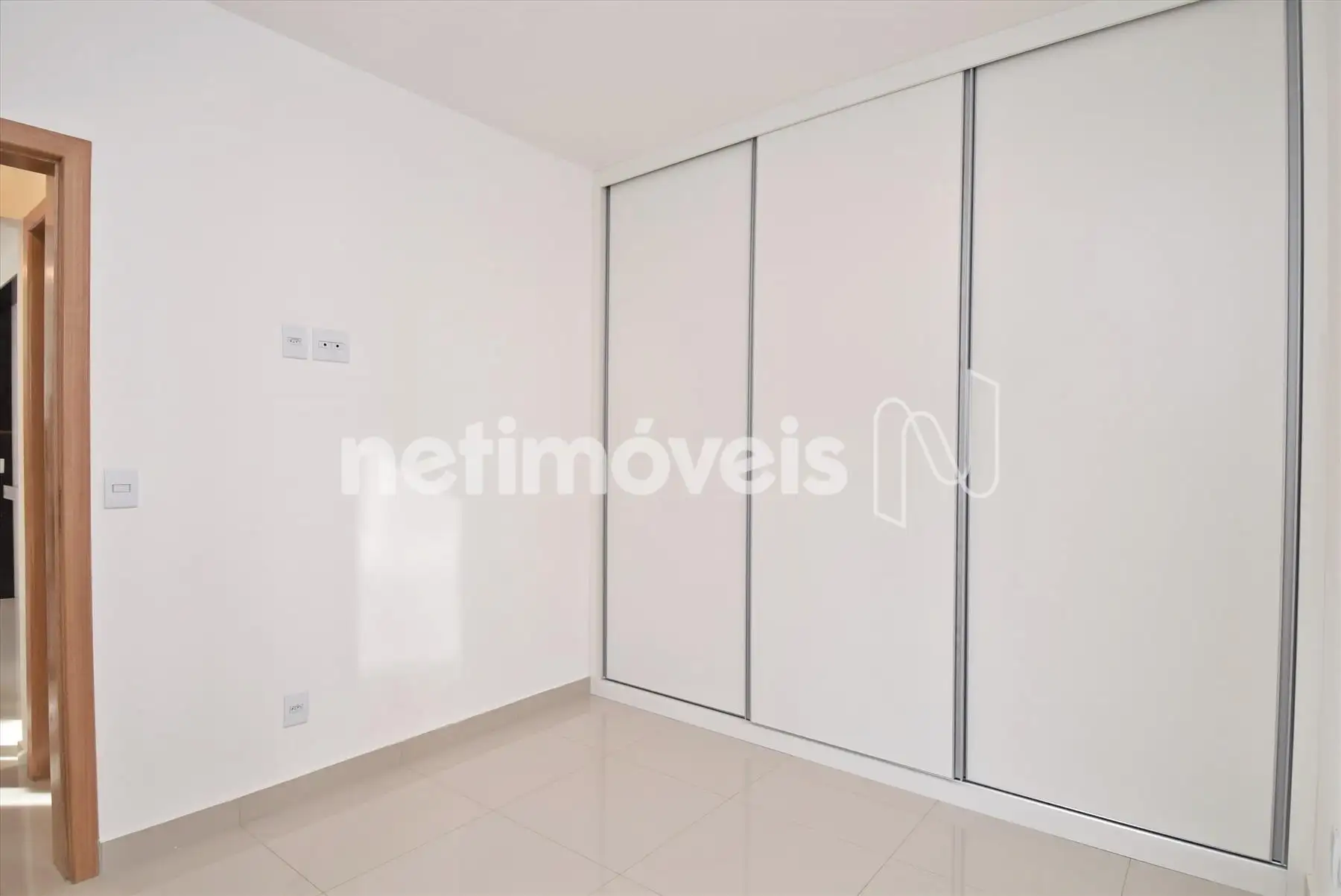 Quarto 02 com armário e box blindex