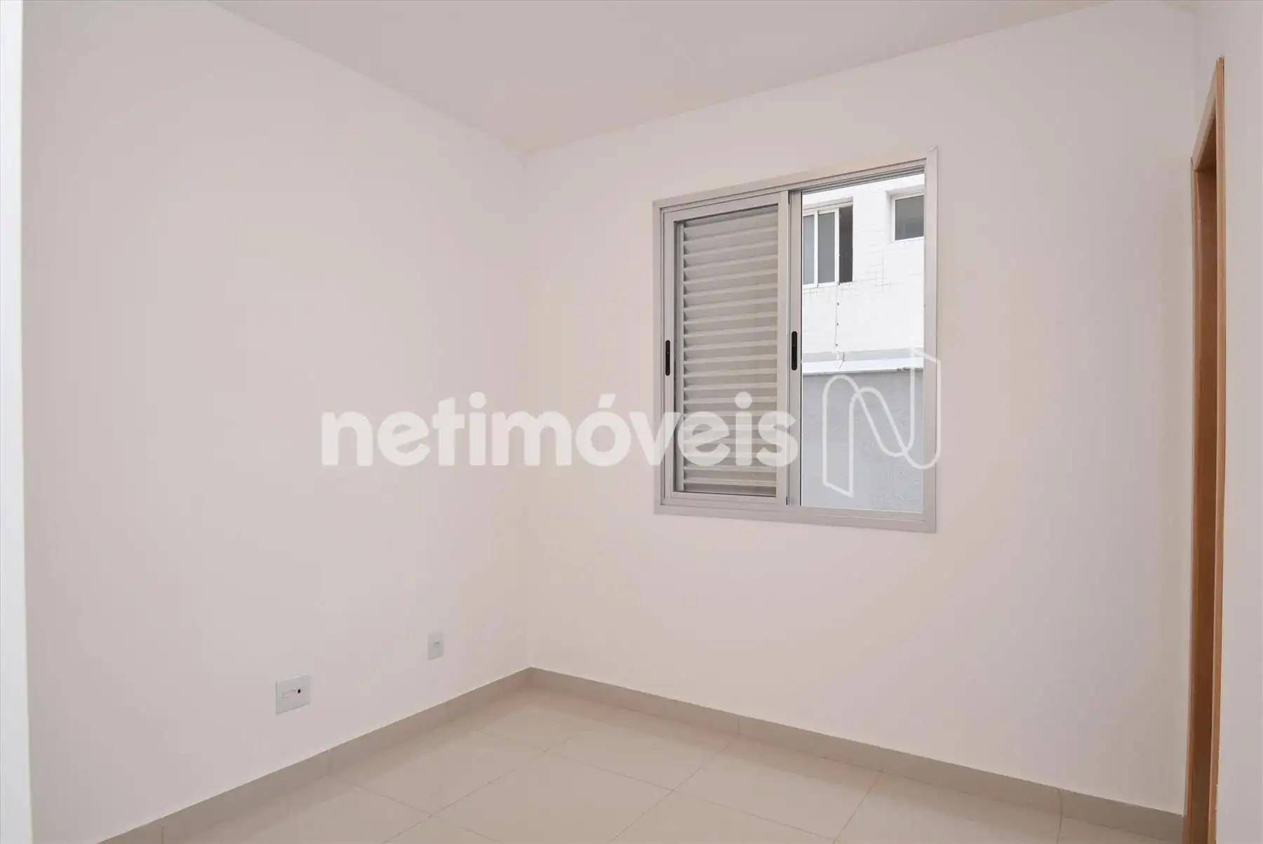 Quarto 01 com suítee armário