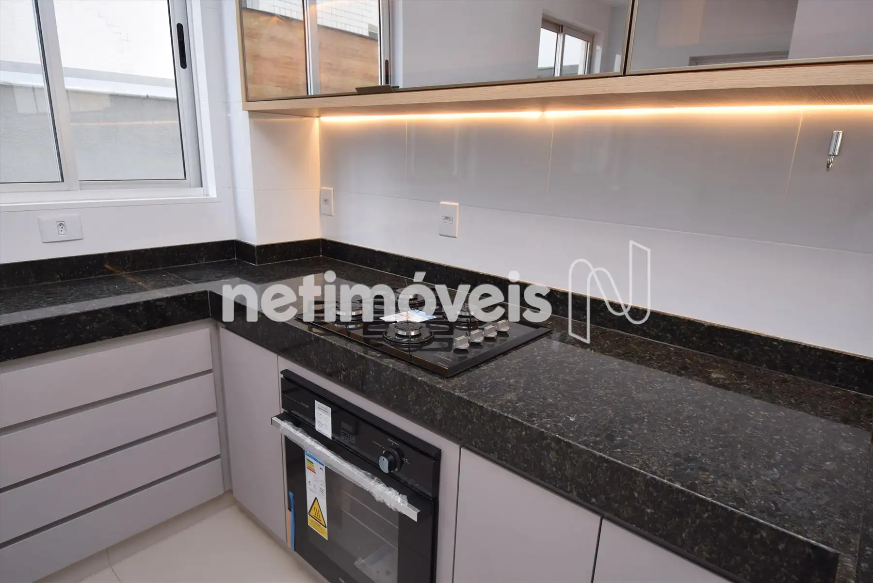Cozinha com cook top e forno