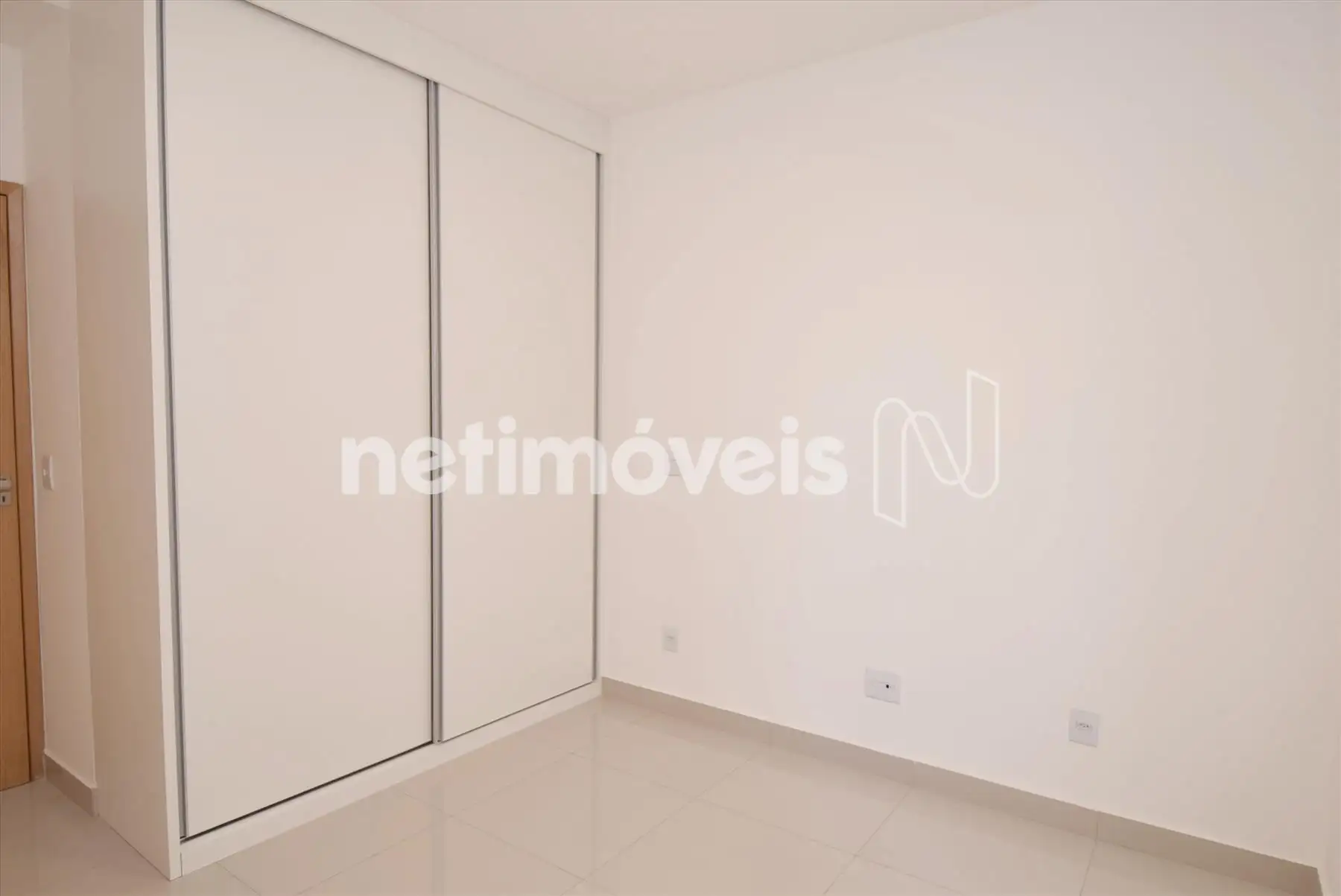 Quarto 01 com suíte e armário