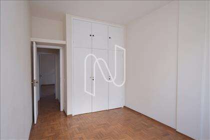 Quarto 03 com armário