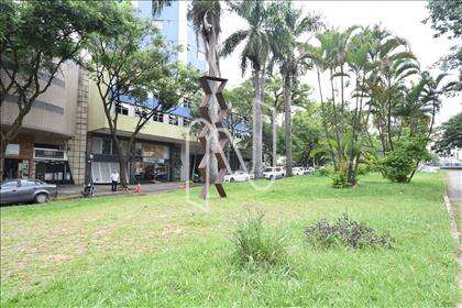 Praça em frente ao prédio 