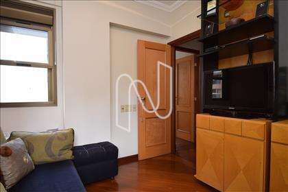 Quarto 02 com armários