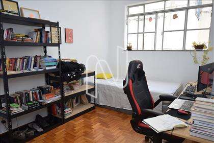 Quarto 03 com armário