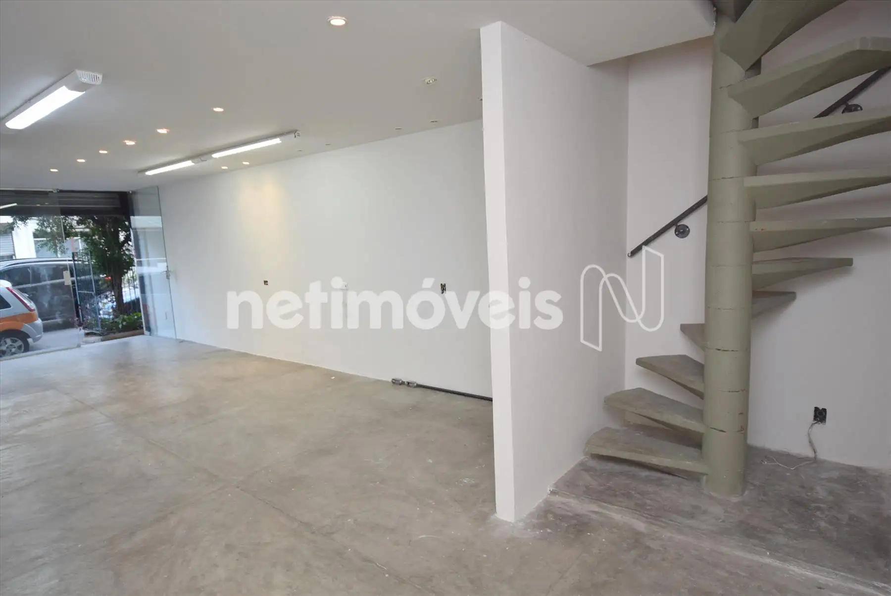 Escada de acesso à sobreloja