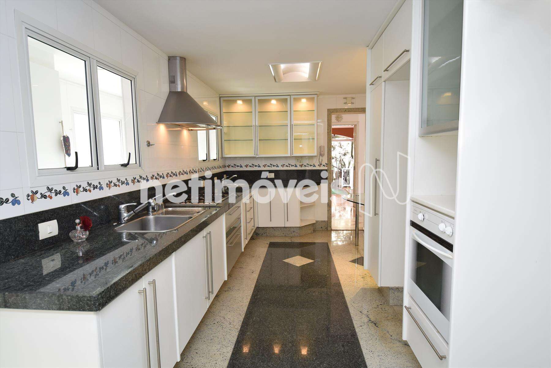 Cozinha ampla com armários