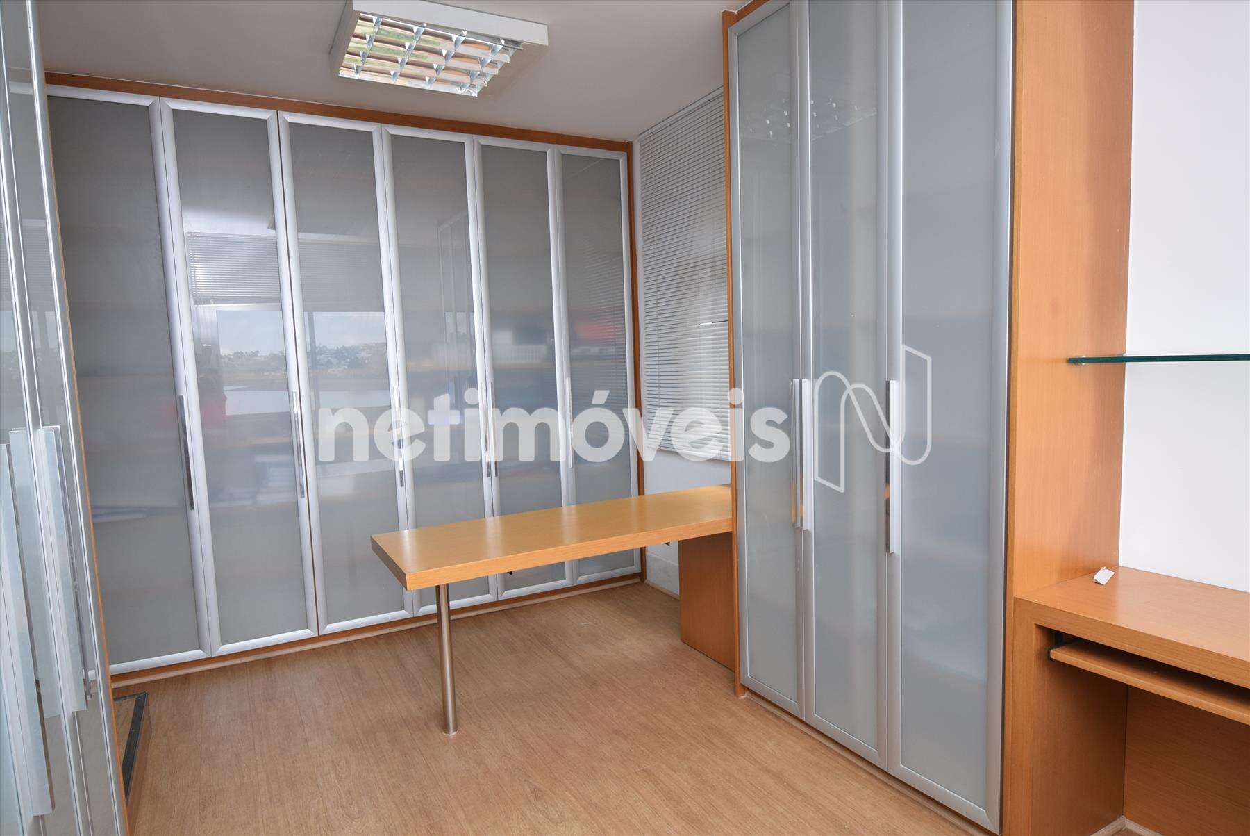 Escritório com bancadas de trabalhoe armário