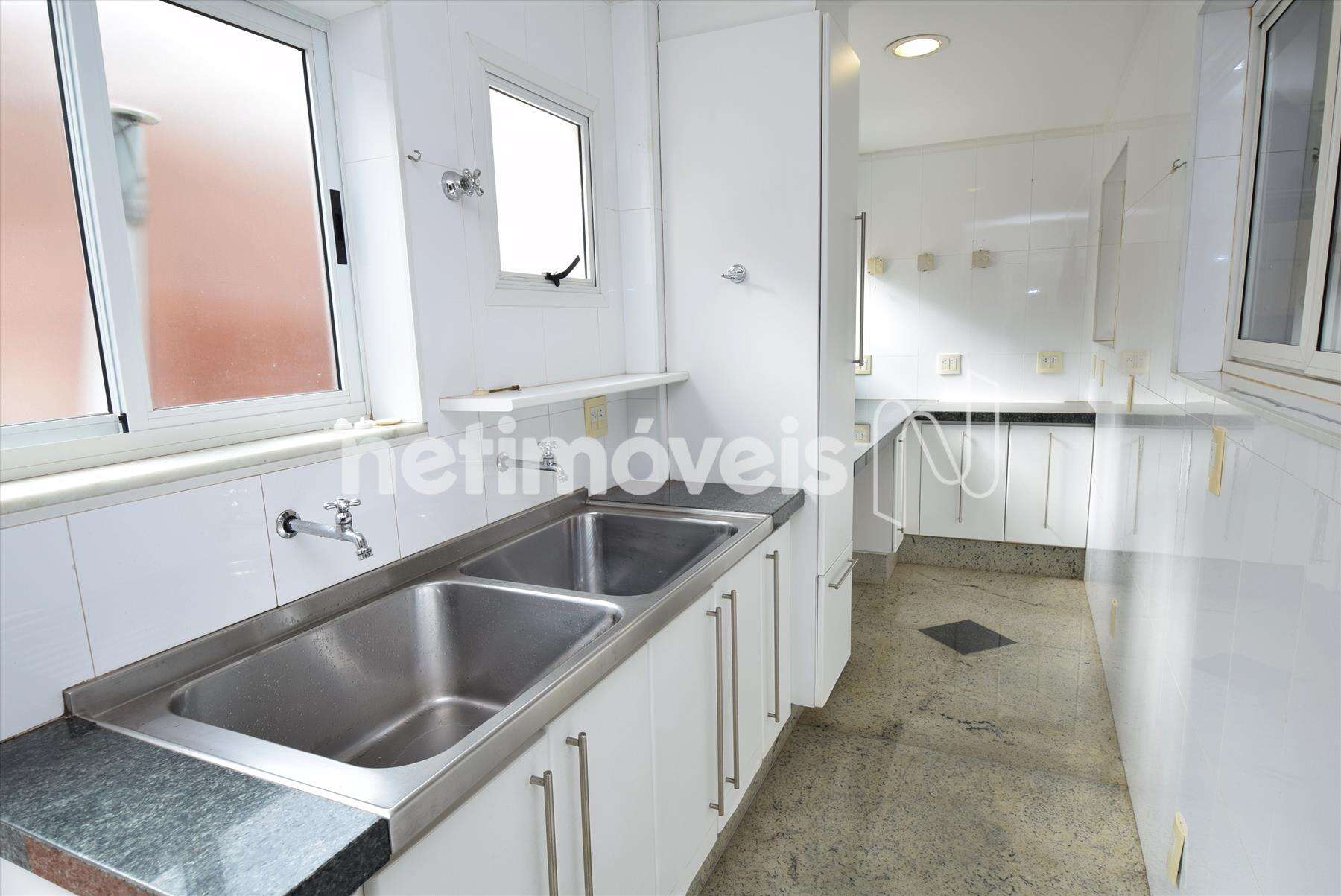 Área de serviço ampla, com armários