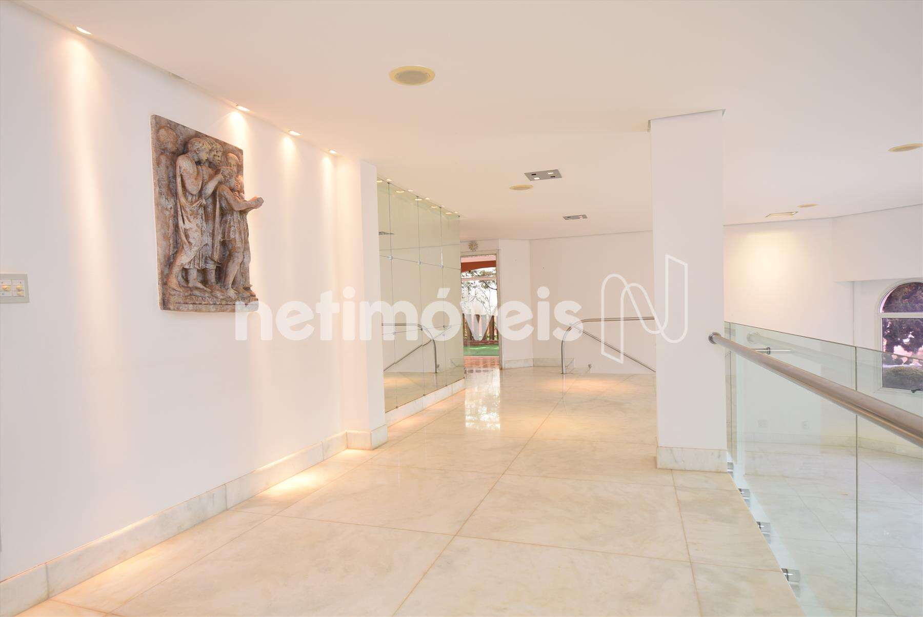 Sala de jantar com piso em mármore