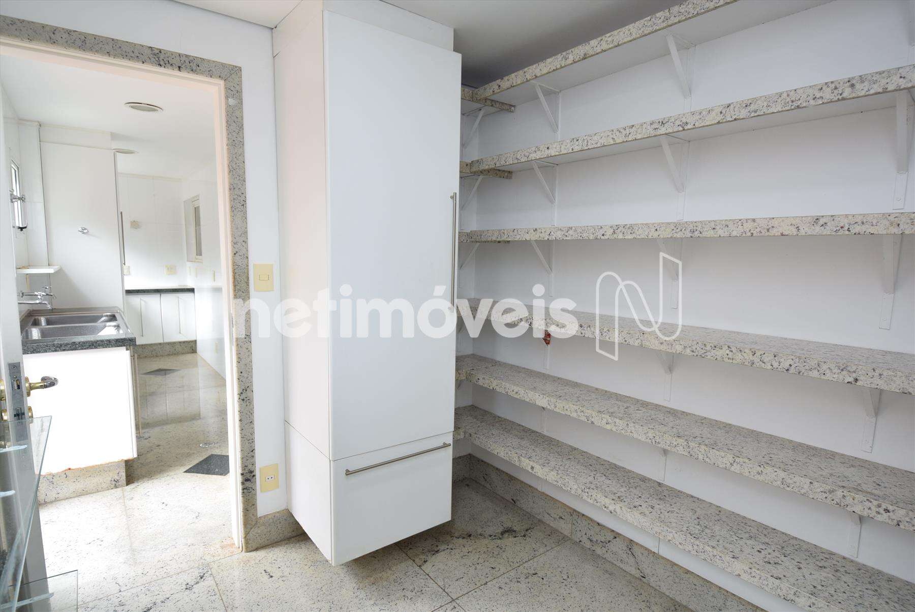 Despensa com prateleiras em granito