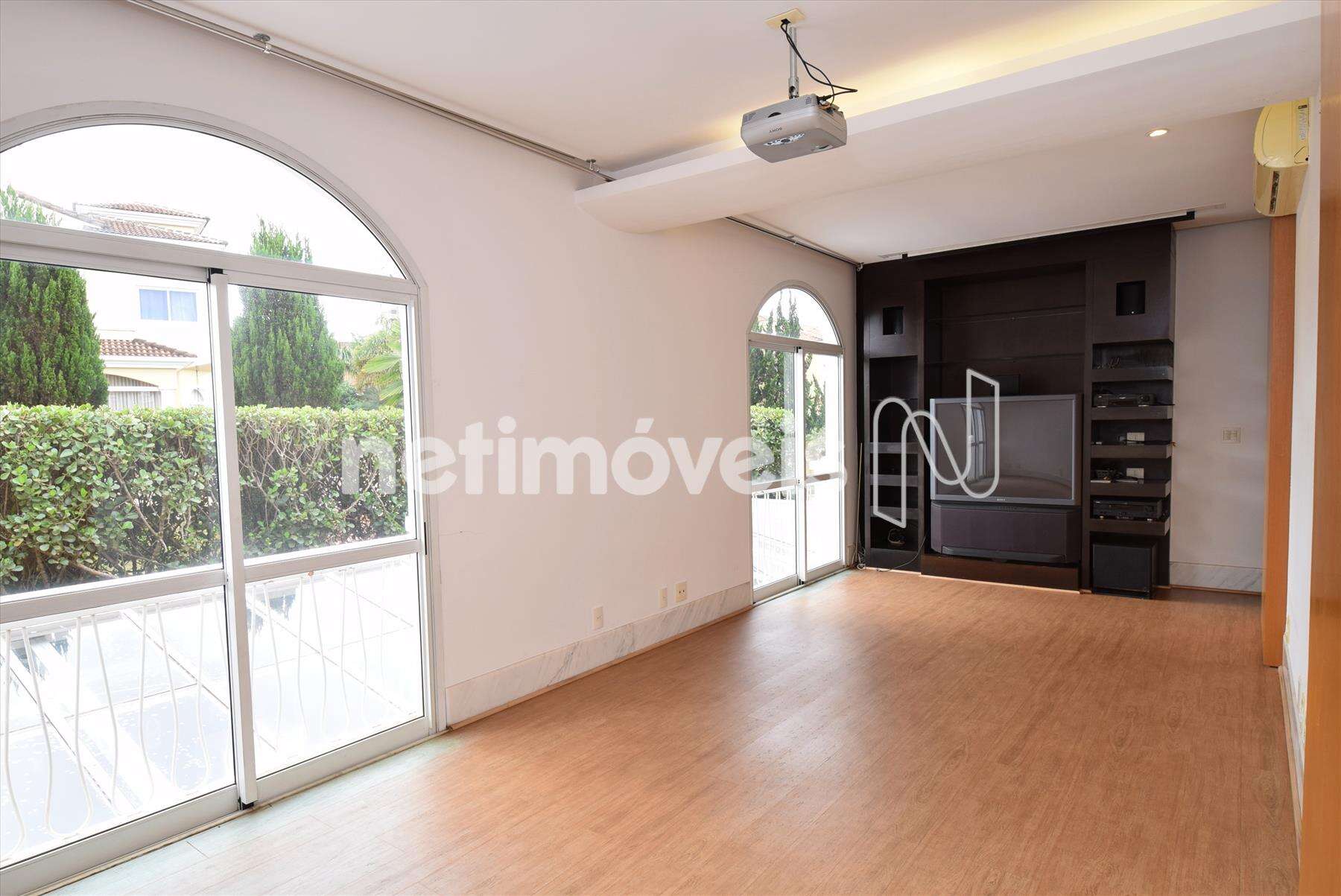 Sala de TV com retroprojetor