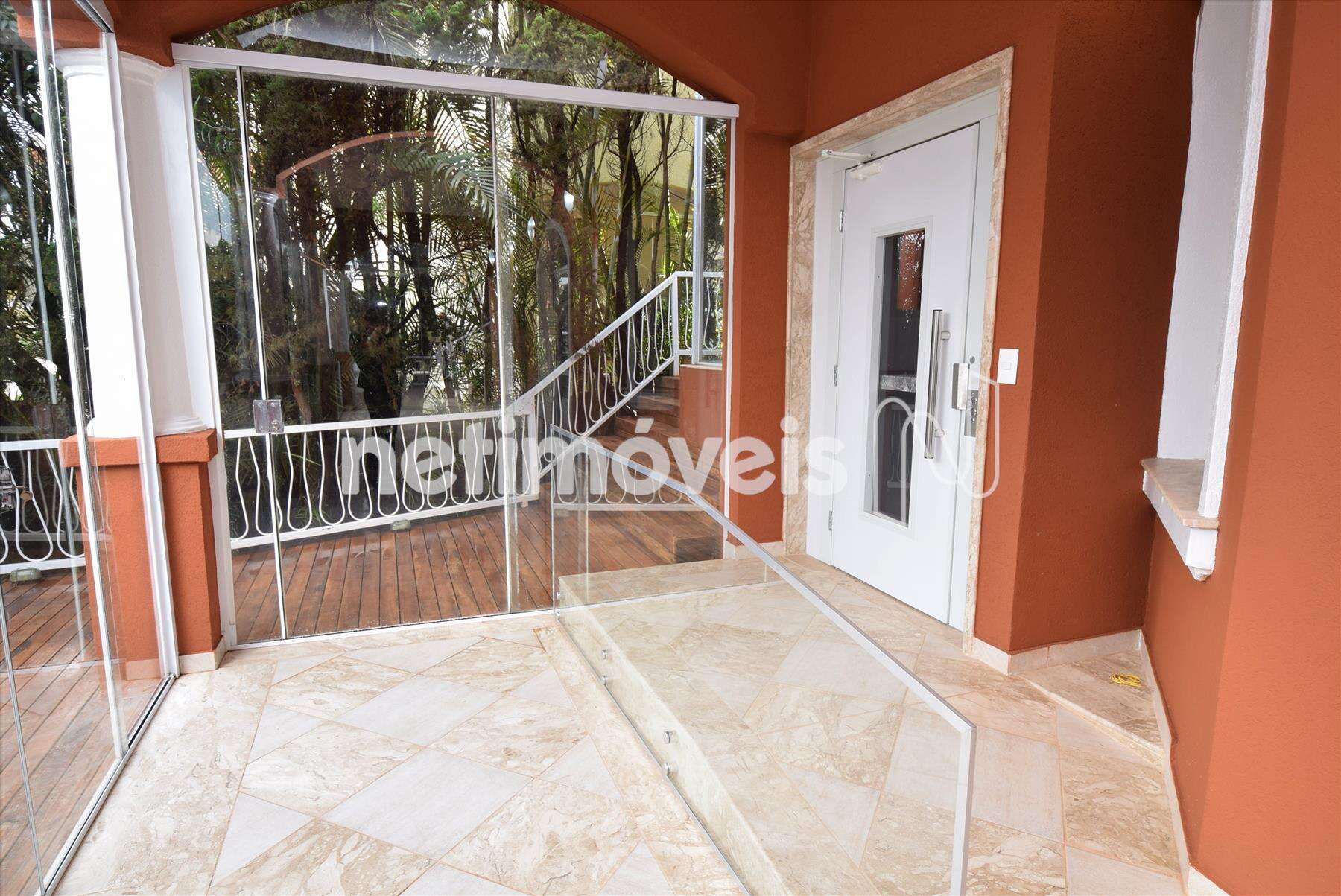 Elevador que atende aos três níveis da casa