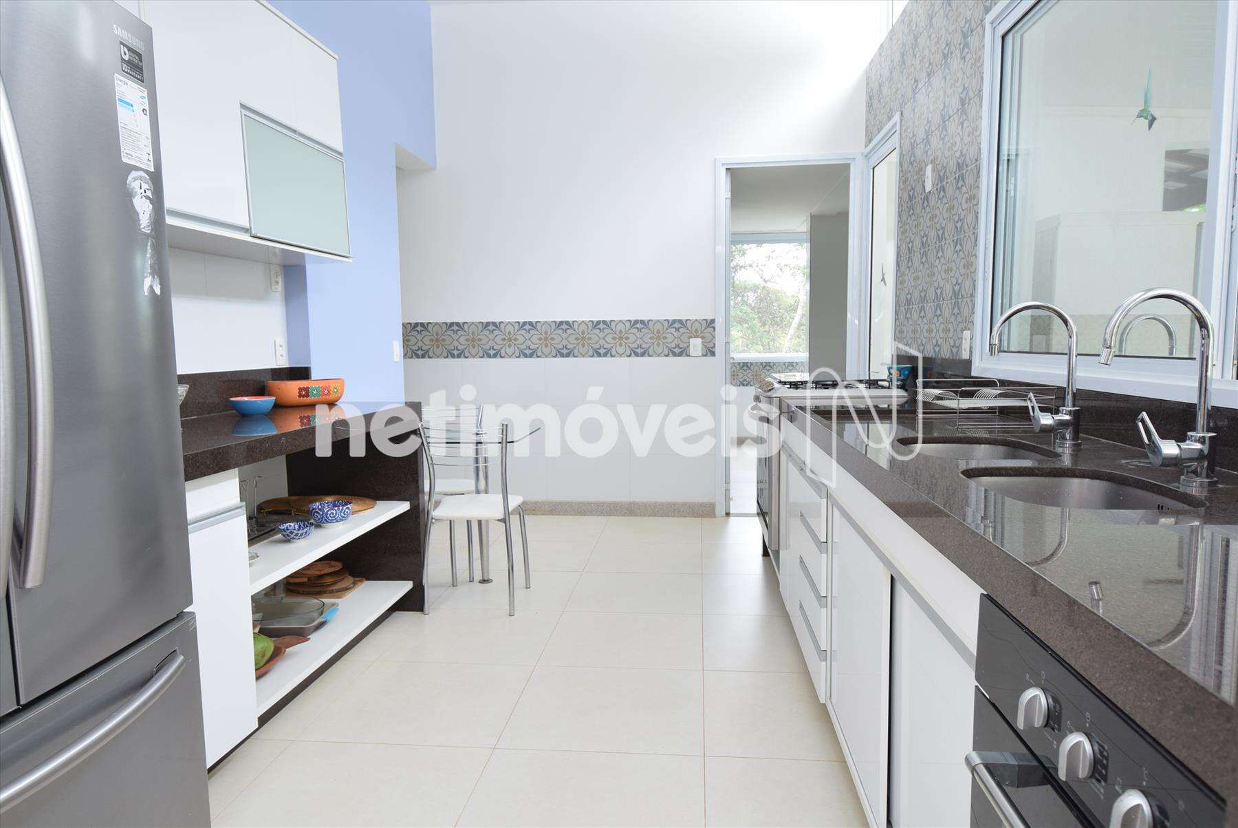 Cozinha ampla com armários