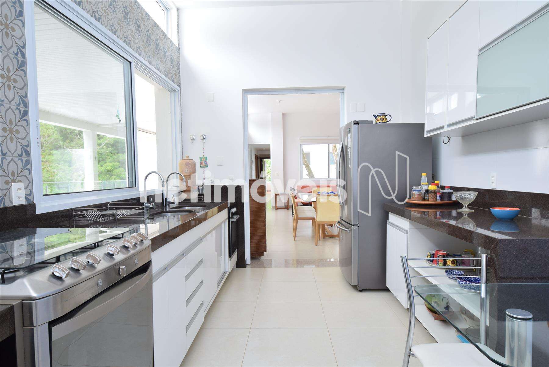 Cozinha ampla com armários