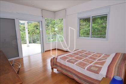 Quarto 03 com suíte máster, closet e varanda 