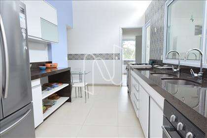 Cozinha ampla com armários 
