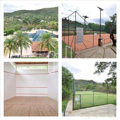 Quadras e piscinas do clube 