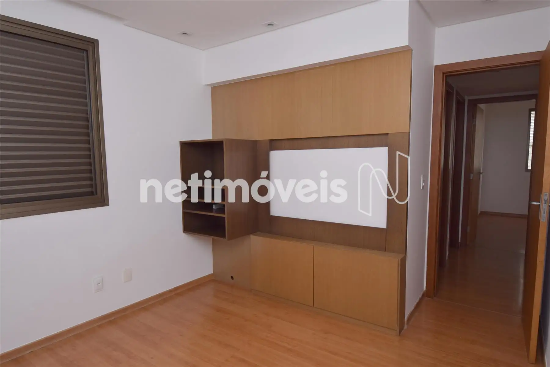 Quarto 03 com armário