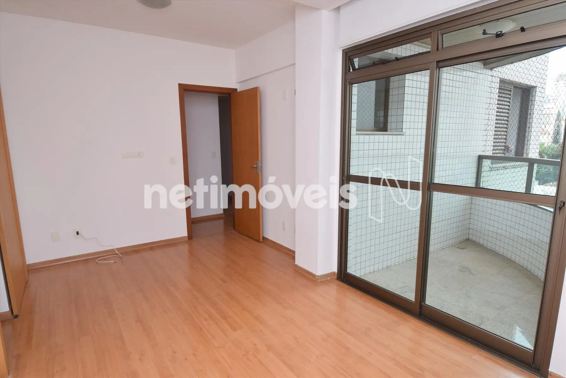 Quarto suíte com varanda e closet 