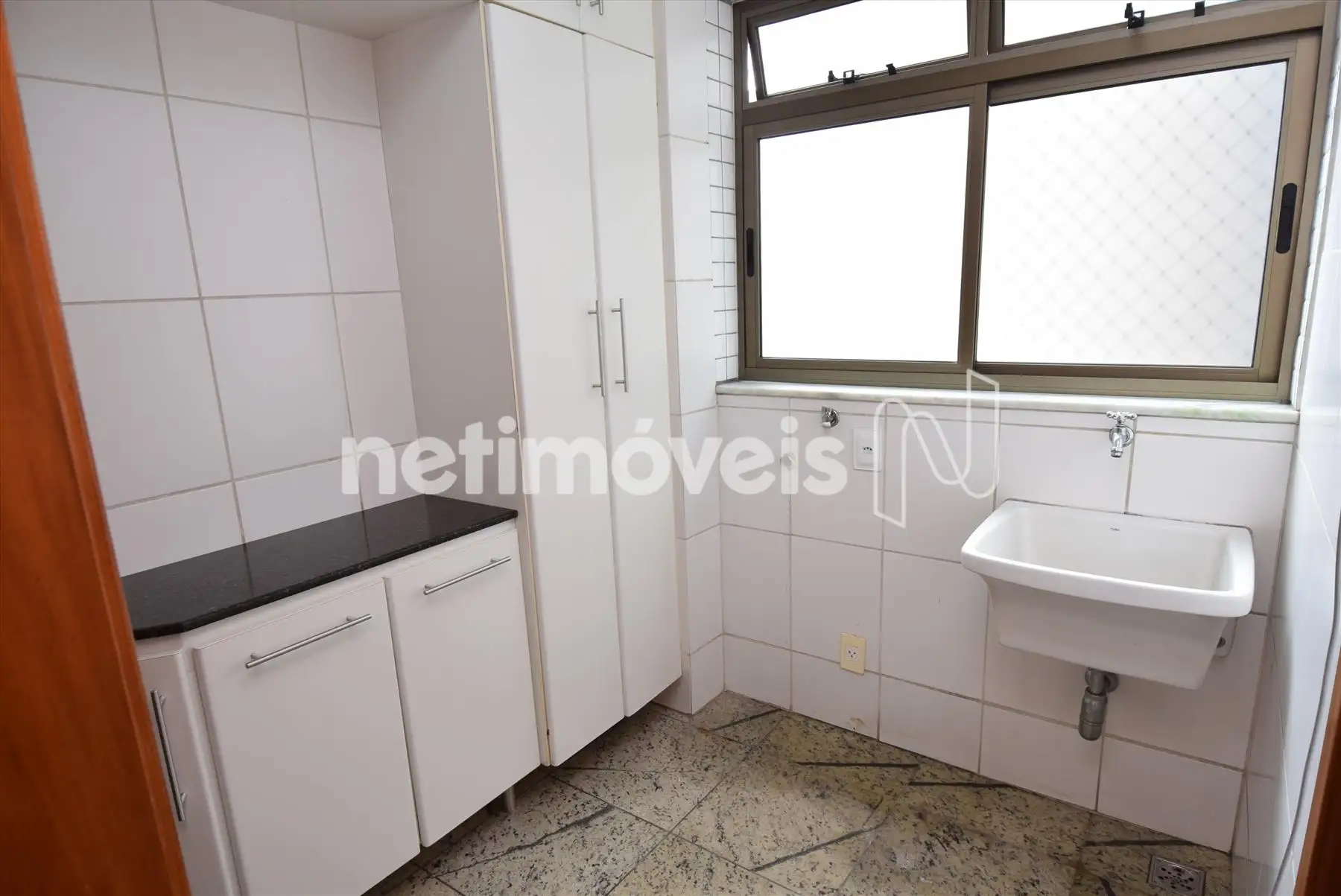 Área de serviço com armários