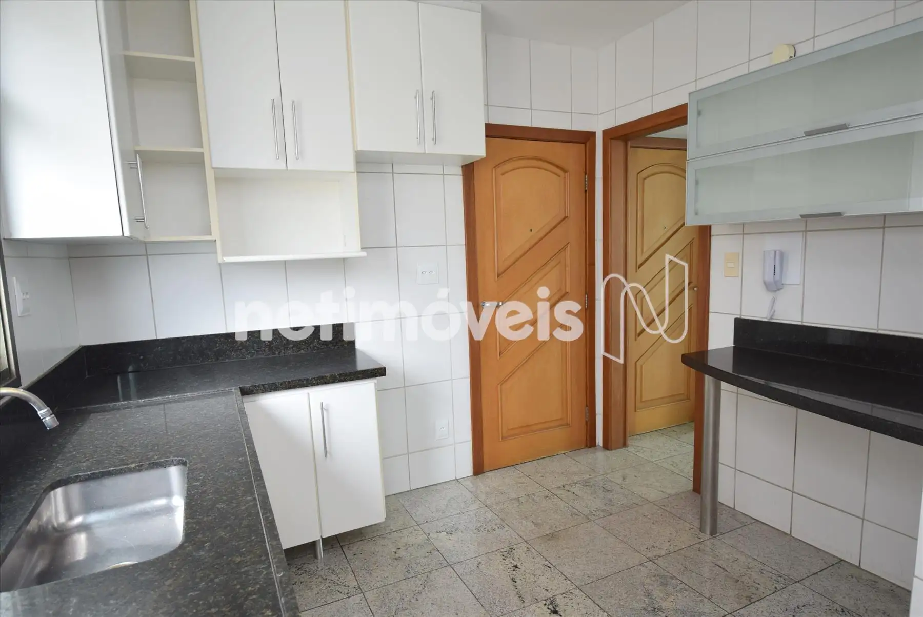 Cozinha ampla com armários