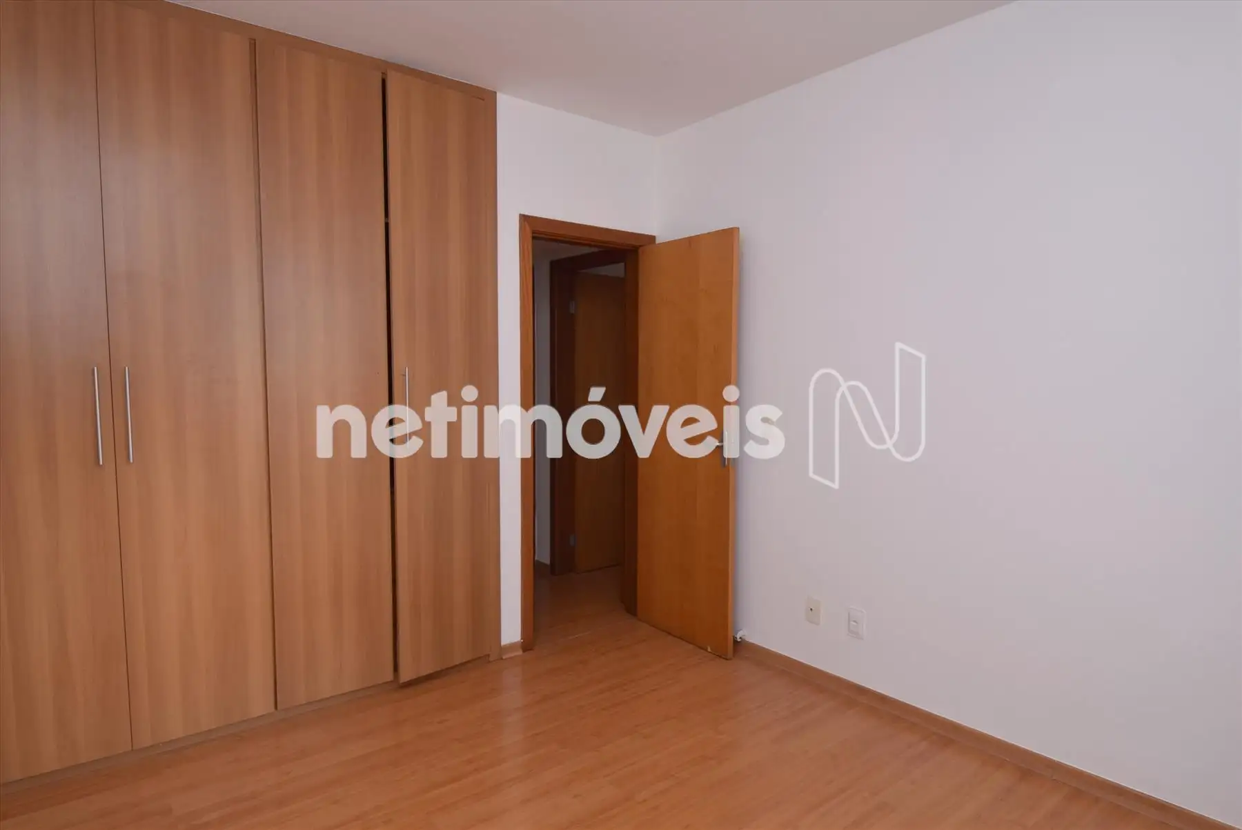 Quarto 04 com armário