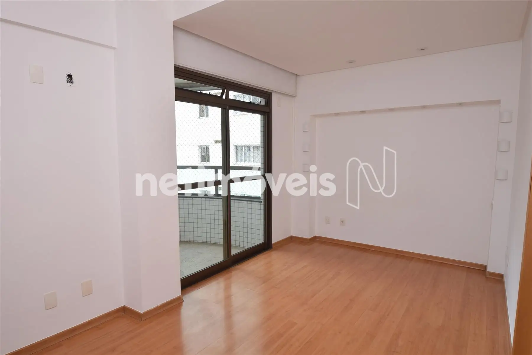 Quarto suíte com varanda e closet 