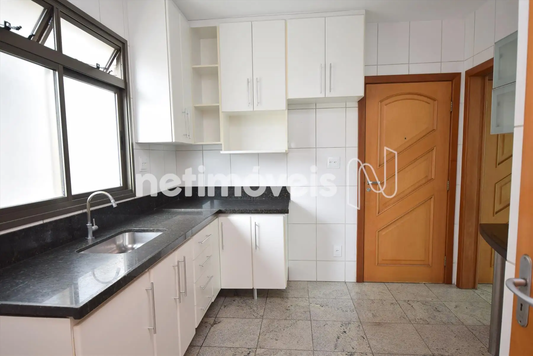 Cozinha ampla com armários