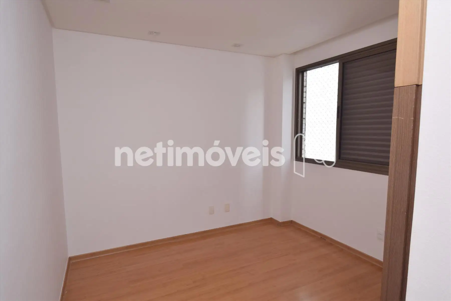 Quarto 03 com armário