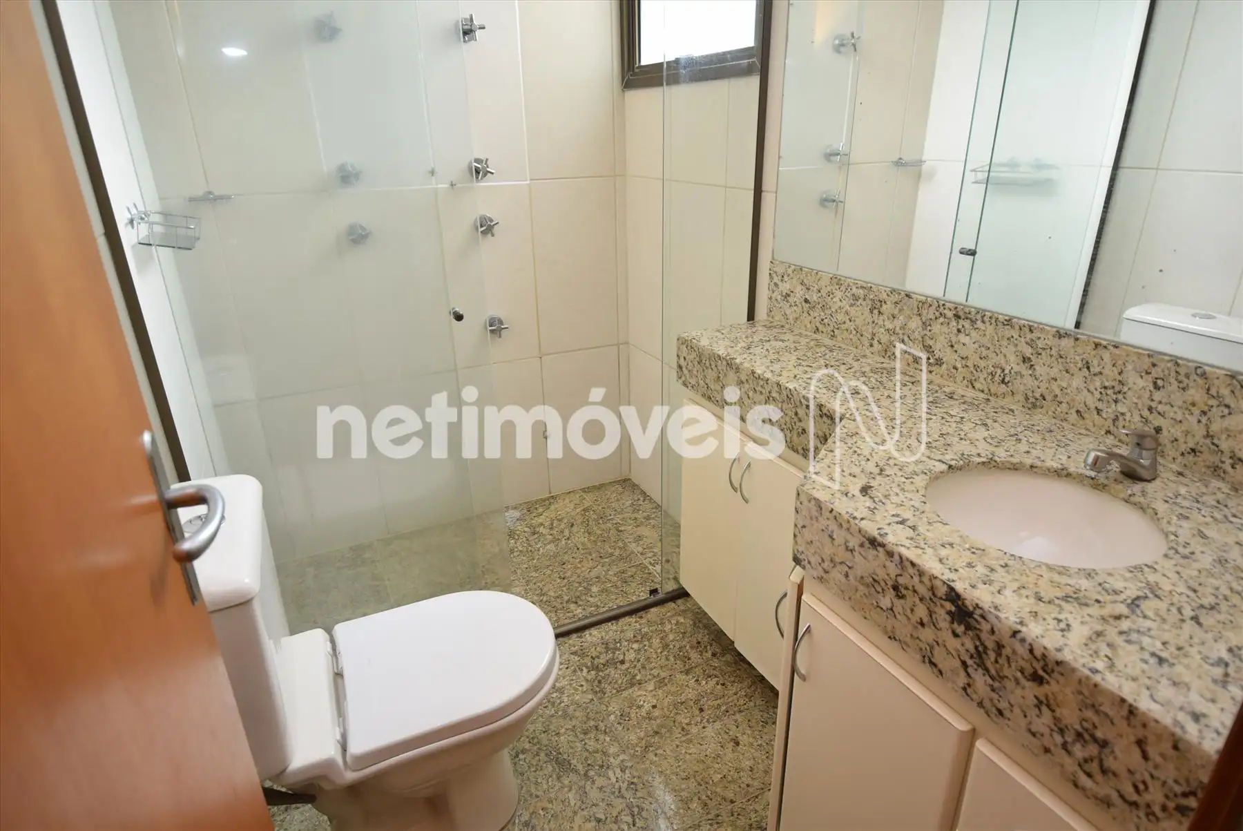 Banheiro suíte com box blindex e armário