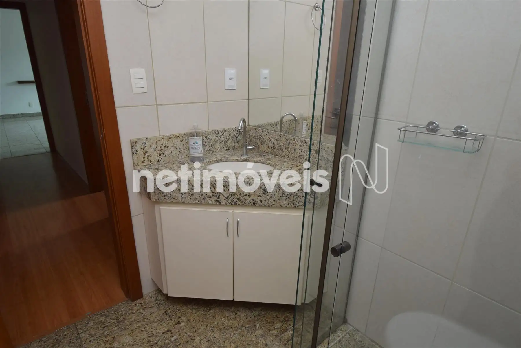 Banheiro social com box blindex e armário 